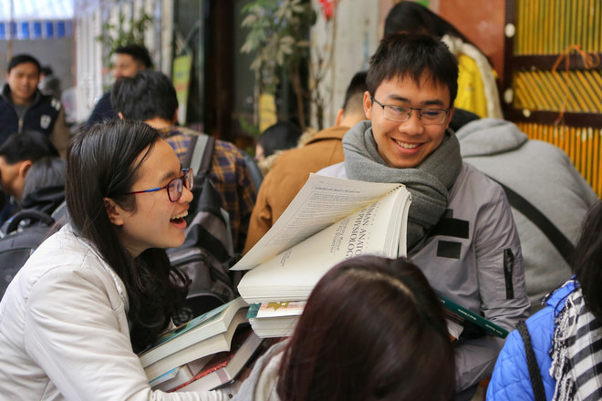 Sinh viên Hà Nội lũ lượt ghé thăm phiên chợ bán sách theo cân ảnh 15