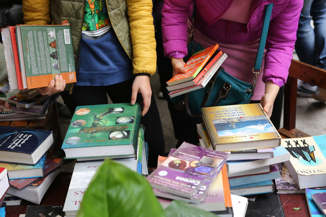 Sinh viên Hà Nội lũ lượt ghé thăm phiên chợ bán sách theo cân ảnh 4