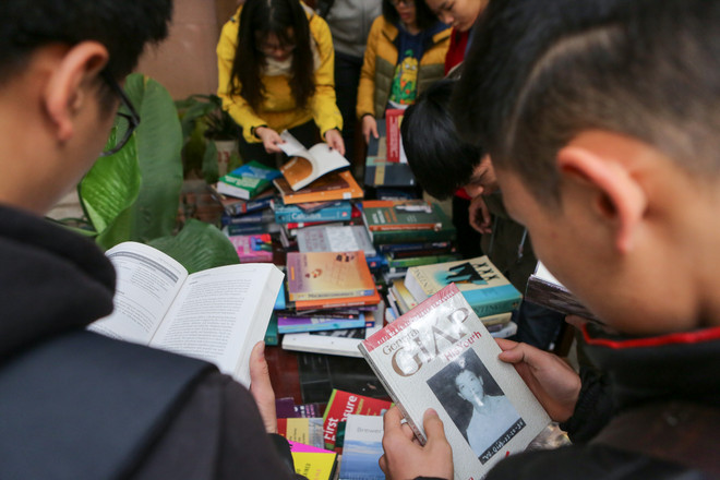 Sinh viên Hà Nội lũ lượt ghé thăm phiên chợ bán sách theo cân ảnh 5