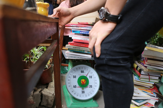 Sinh viên Hà Nội lũ lượt ghé thăm phiên chợ bán sách theo cân ảnh 8