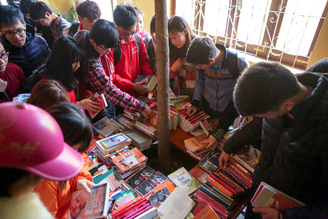 Sinh viên Hà Nội lũ lượt ghé thăm phiên chợ bán sách theo cân ảnh 14