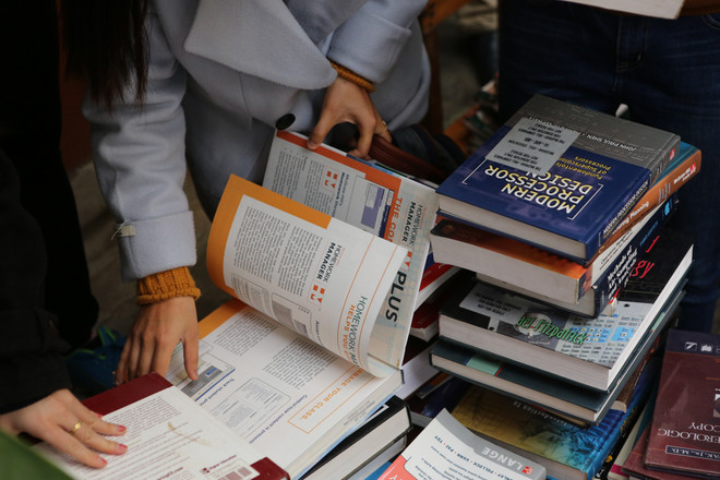 Sinh viên Hà Nội lũ lượt ghé thăm phiên chợ bán sách theo cân ảnh 6