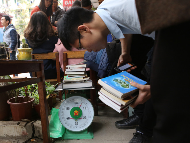 Sinh viên Hà Nội lũ lượt ghé thăm phiên chợ bán sách theo cân ảnh 2