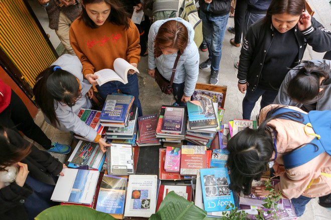 Sinh viên Hà Nội lũ lượt ghé thăm phiên chợ bán sách theo cân ảnh 1
