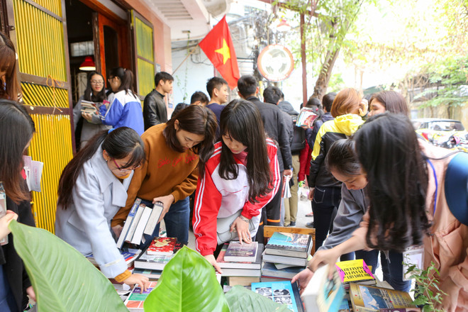 Sinh viên Hà Nội lũ lượt ghé thăm phiên chợ bán sách theo cân ảnh 3