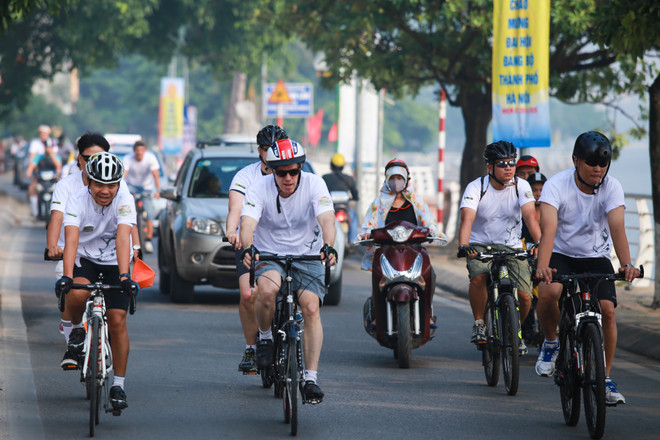 Đại sứ Hoa Kỳ Ted Osius đạp xe ủng hộ phong trào bảo vệ tê giác ảnh 1