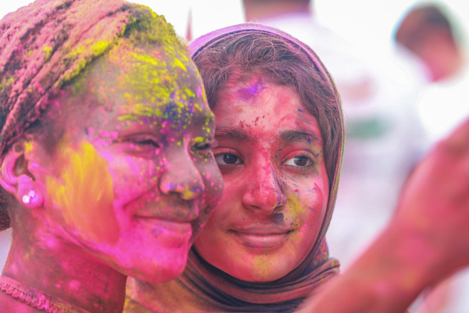 Giới trẻ Hà Nội "đại chiến sắc màu" trong lễ hội Holi của Ấn Độ ảnh 14