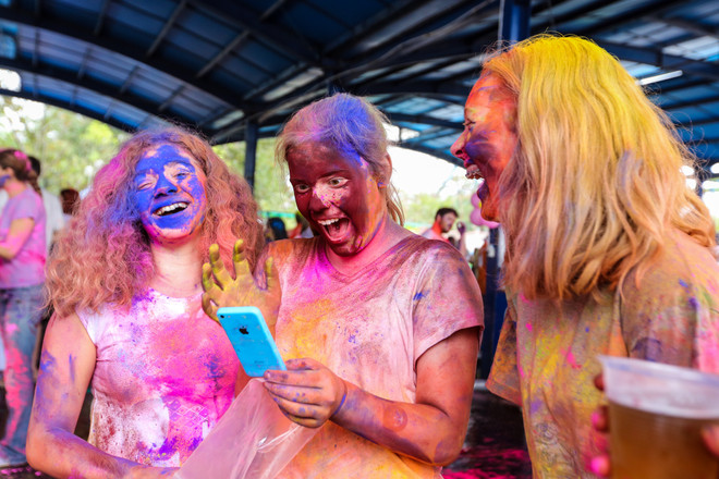 Giới trẻ Hà Nội "đại chiến sắc màu" trong lễ hội Holi của Ấn Độ ảnh 12
