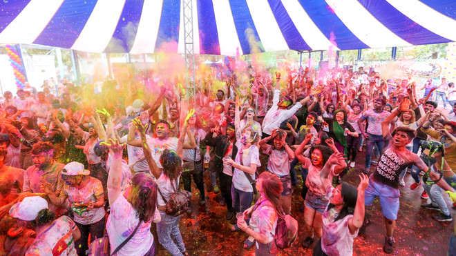 Giới trẻ Hà Nội "đại chiến sắc màu" trong lễ hội Holi của Ấn Độ ảnh 7