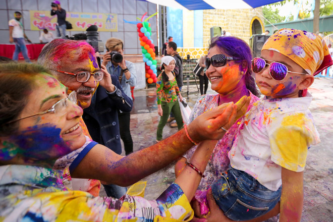 Giới trẻ Hà Nội "đại chiến sắc màu" trong lễ hội Holi của Ấn Độ ảnh 11