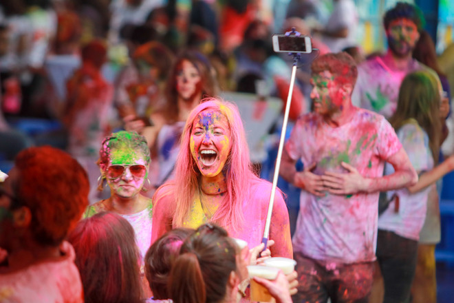 Giới trẻ Hà Nội "đại chiến sắc màu" trong lễ hội Holi của Ấn Độ ảnh 17