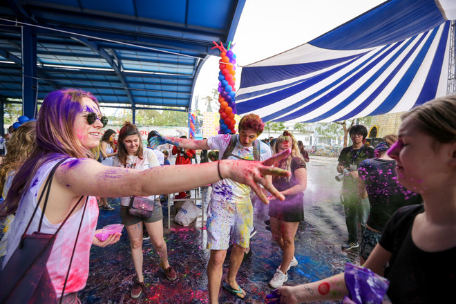 Giới trẻ Hà Nội "đại chiến sắc màu" trong lễ hội Holi của Ấn Độ ảnh 9