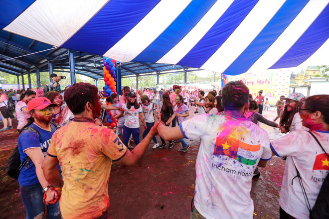 Giới trẻ Hà Nội "đại chiến sắc màu" trong lễ hội Holi của Ấn Độ ảnh 6