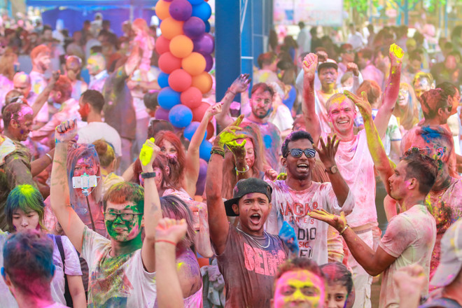 Giới trẻ Hà Nội "đại chiến sắc màu" trong lễ hội Holi của Ấn Độ ảnh 1