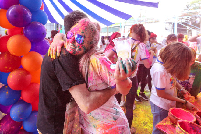 Giới trẻ Hà Nội "đại chiến sắc màu" trong lễ hội Holi của Ấn Độ ảnh 13