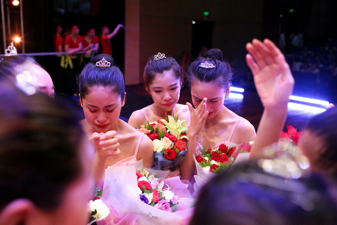Sau tiết mục cuối cùng trên sân khấu, các nữ sinh gục đầu lên vai nhau òa khóc trong tiếng vỗ tay đầy cảm xúc của khán giả. Sau 6 năm khổ luyện tại Cao đẳng Múa Việt Nam, sinh viên sẽ ứng tuyển vào các đoàn, nhóm nghệ thuật. (Ảnh: Minh Sơn/Vietnam+) Nữ sinh trường múa ôm nhau khóc nức nở trong ngày thi tốt nghiệp ảnh 16