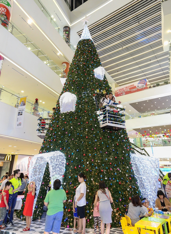 (Nguồn: VivoCity) Tham quan vườn Người tuyết và giao lưu với Noo Phước Thịnh, Đông Nhi ảnh 3