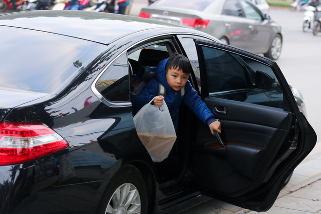 Học sinh Hà Nội trùm kín mít đi học dưới trời rét 10 độ ảnh 8