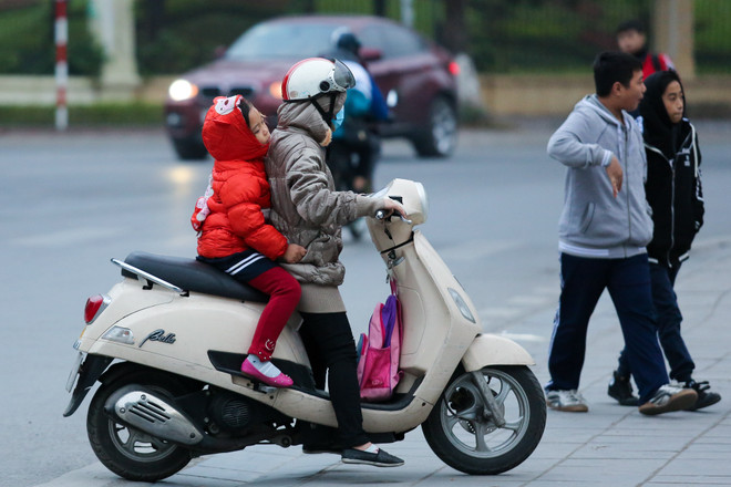 Học sinh Hà Nội trùm kín mít đi học dưới trời rét 10 độ ảnh 10