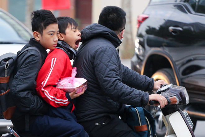 Học sinh Hà Nội trùm kín mít đi học dưới trời rét 10 độ ảnh 11