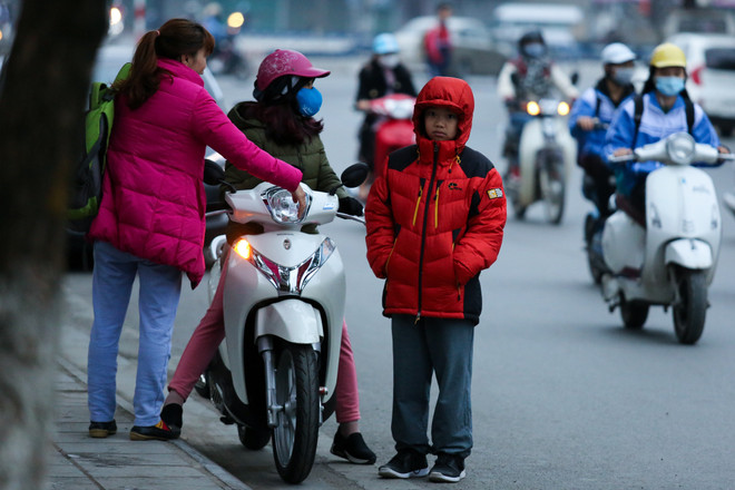 Học sinh Hà Nội trùm kín mít đi học dưới trời rét 10 độ ảnh 7