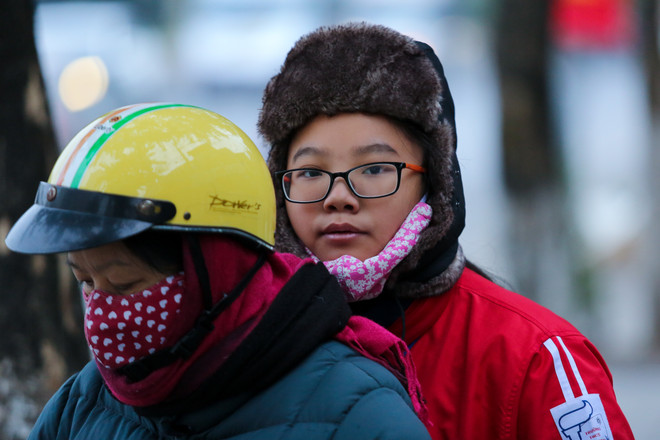 Học sinh Hà Nội trùm kín mít đi học dưới trời rét 10 độ ảnh 5