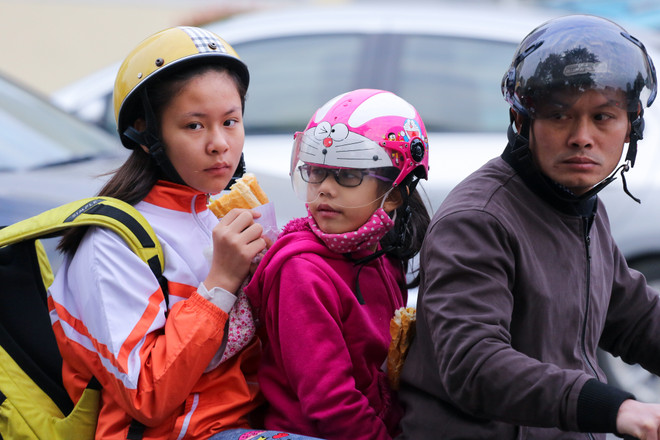 Học sinh Hà Nội trùm kín mít đi học dưới trời rét 10 độ ảnh 15