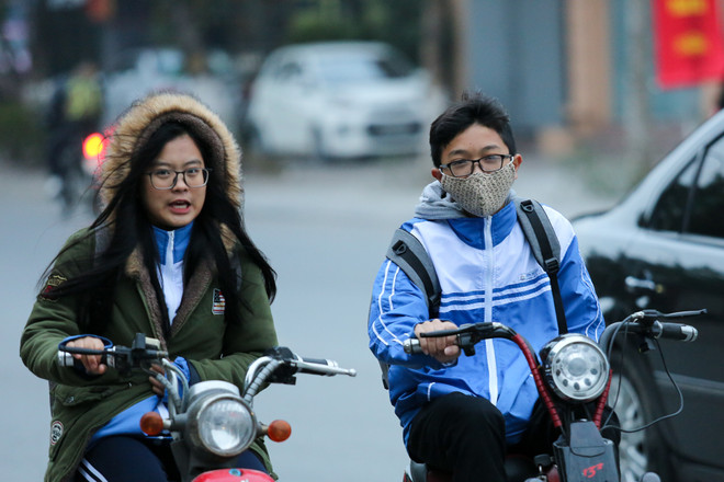 Học sinh Hà Nội trùm kín mít đi học dưới trời rét 10 độ ảnh 13