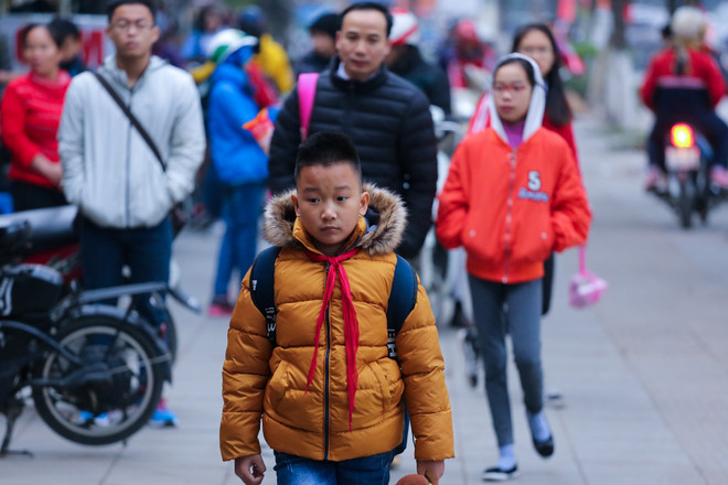 Học sinh Hà Nội trùm kín mít đi học dưới trời rét 10 độ ảnh 16