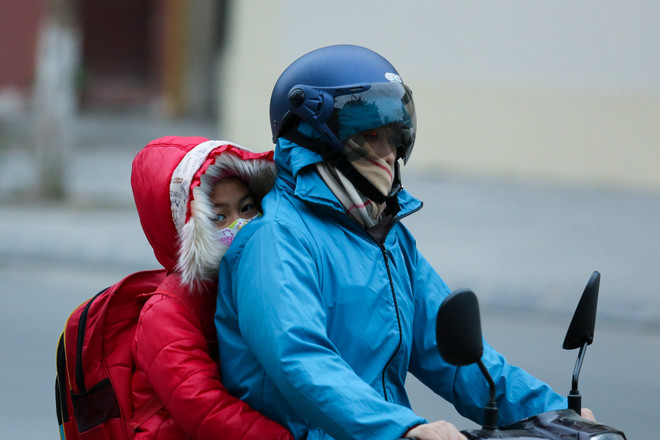 Học sinh Hà Nội trùm kín mít đi học dưới trời rét 10 độ ảnh 6