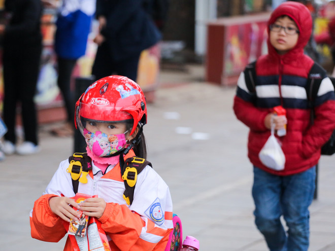 Học sinh Hà Nội trùm kín mít đi học dưới trời rét 10 độ ảnh 14