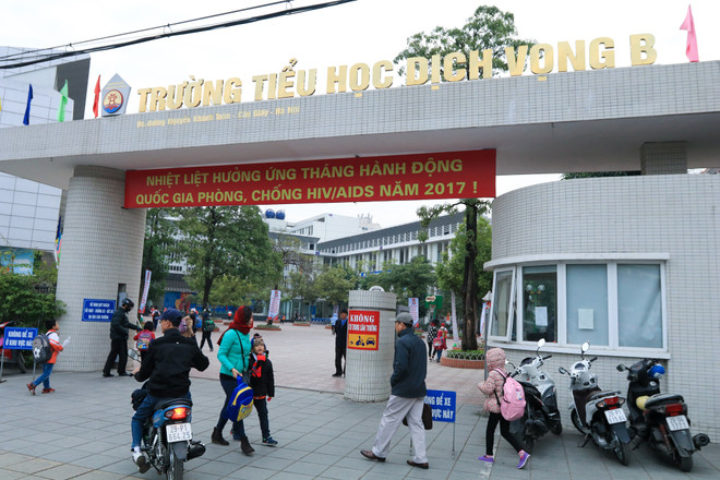 Học sinh Hà Nội trùm kín mít đi học dưới trời rét 10 độ ảnh 2