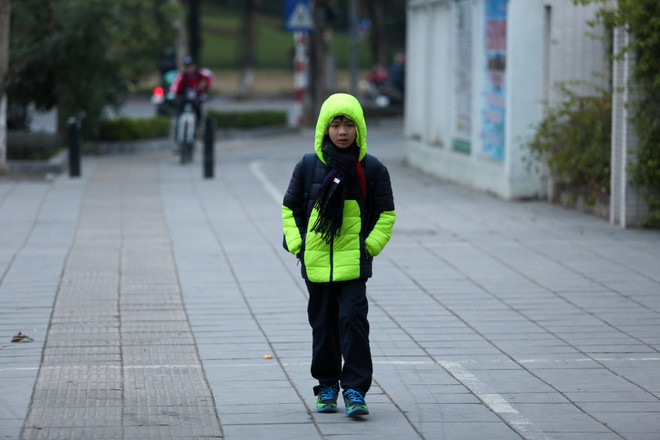 Học sinh Hà Nội trùm kín mít đi học dưới trời rét 10 độ ảnh 4