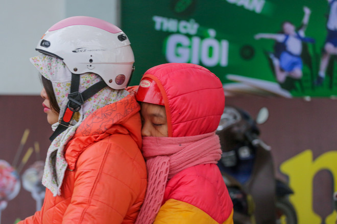 Học sinh Hà Nội trùm kín mít đi học dưới trời rét 10 độ ảnh 12