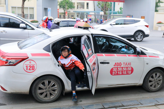 Học sinh Hà Nội trùm kín mít đi học dưới trời rét 10 độ ảnh 9