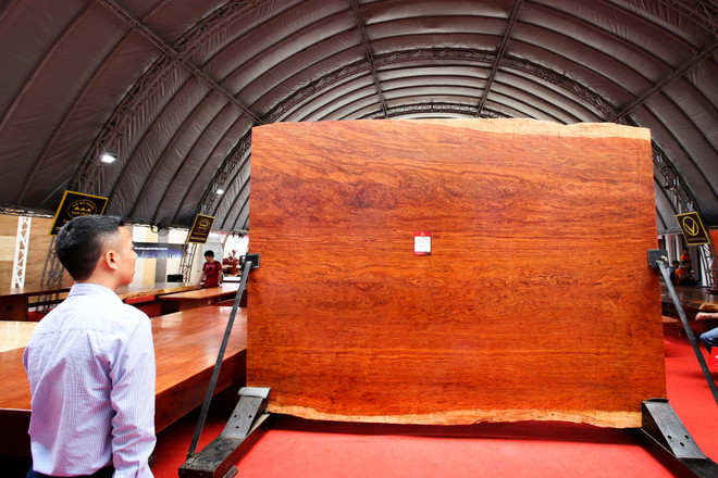 Sập gỗ Cẩm lai gần 4 tỷ đồng ở triển lãm Vietbuild Hà Nội 2018 ảnh 3