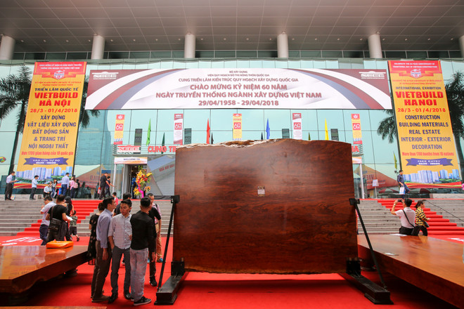 Sập gỗ Cẩm lai gần 4 tỷ đồng ở triển lãm Vietbuild Hà Nội 2018 ảnh 1