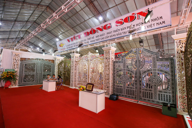 Sập gỗ Cẩm lai gần 4 tỷ đồng ở triển lãm Vietbuild Hà Nội 2018 ảnh 11