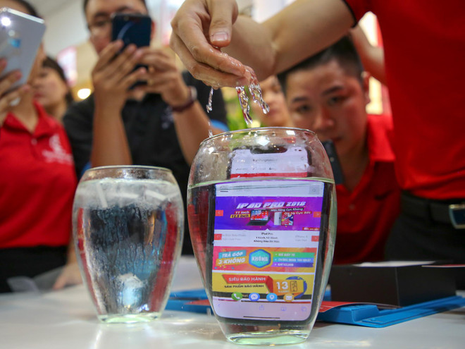 'Mổ xẻ' chiếc iPhone 11 Pro Max màu xanh rêu đầu tiên tại Hà Nội ảnh 6