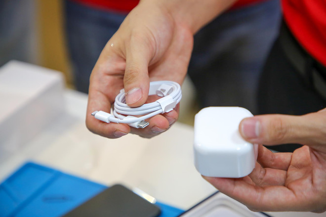 'Mổ xẻ' chiếc iPhone 11 Pro Max màu xanh rêu đầu tiên tại Hà Nội ảnh 5