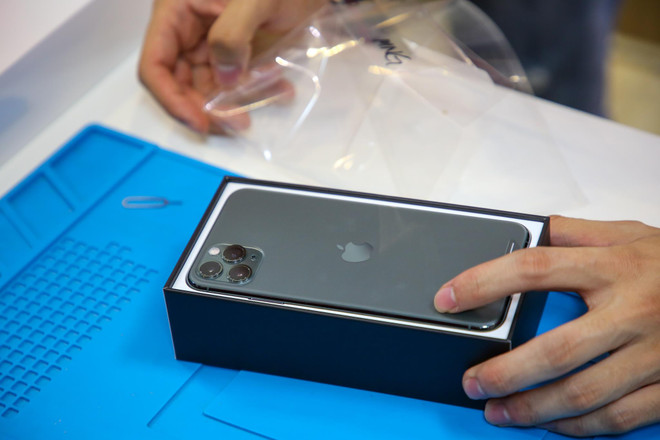 'Mổ xẻ' chiếc iPhone 11 Pro Max màu xanh rêu đầu tiên tại Hà Nội ảnh 3