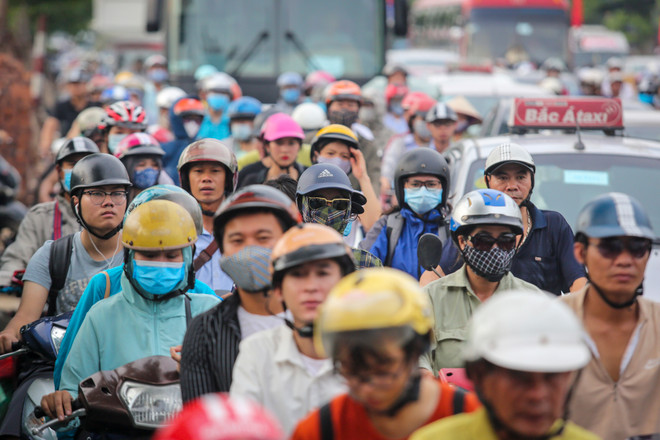 Hà Nội trước dịp lễ 2/9: Đường phố tắc nghẽn, bến xe thưa người ảnh 1