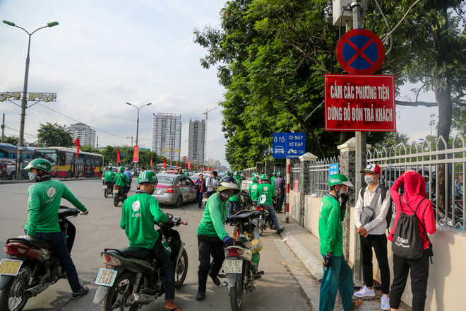 Hà Nội trước dịp lễ 2/9: Đường phố tắc nghẽn, bến xe thưa người ảnh 5