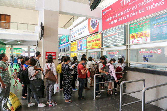 Hà Nội trước dịp lễ 2/9: Đường phố tắc nghẽn, bến xe thưa người ảnh 8