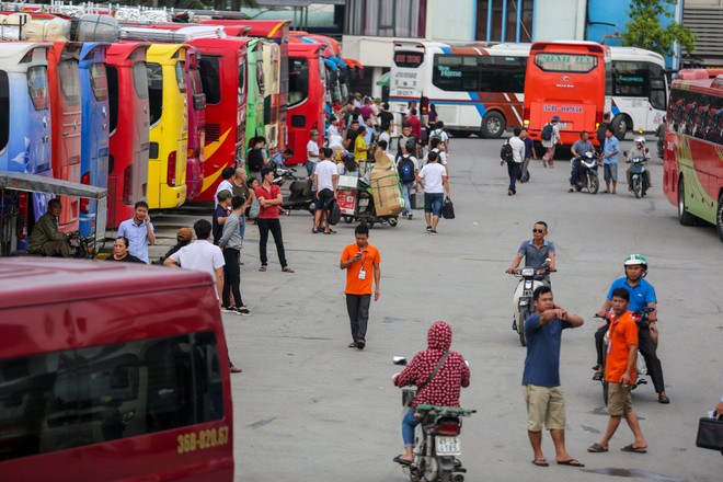 Hà Nội trước dịp lễ 2/9: Đường phố tắc nghẽn, bến xe thưa người ảnh 12