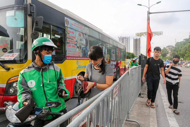 Hà Nội trước dịp lễ 2/9: Đường phố tắc nghẽn, bến xe thưa người ảnh 3