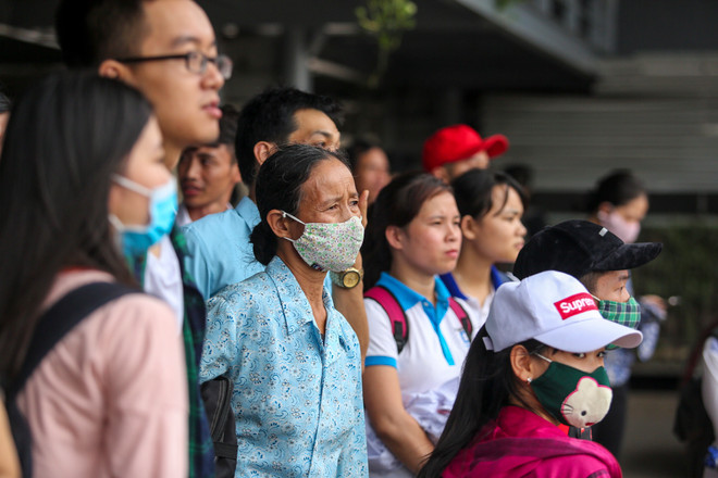 Hà Nội trước dịp lễ 2/9: Đường phố tắc nghẽn, bến xe thưa người ảnh 15