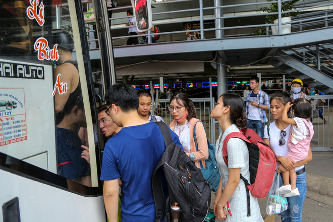 Hà Nội trước dịp lễ 2/9: Đường phố tắc nghẽn, bến xe thưa người ảnh 14