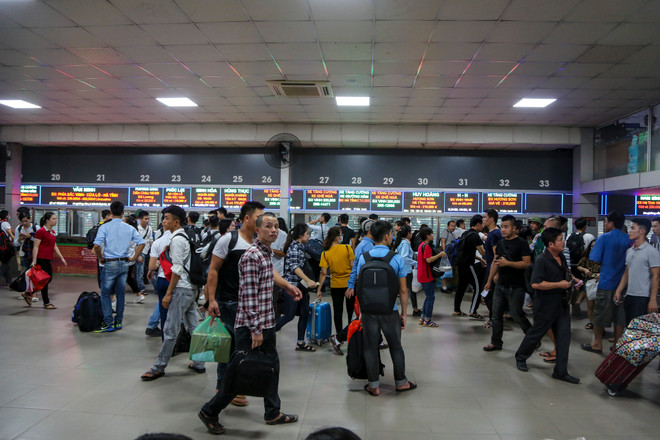 Hà Nội trước dịp lễ 2/9: Đường phố tắc nghẽn, bến xe thưa người ảnh 13