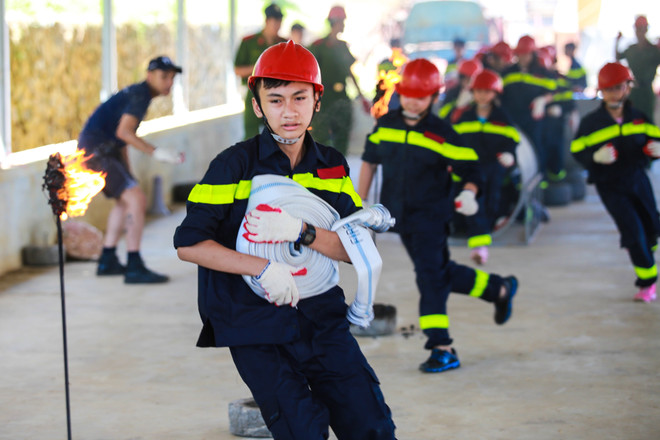 Một ngày vào vai làm lính cứu hỏa của các em nhỏ Thủ đô ảnh 9